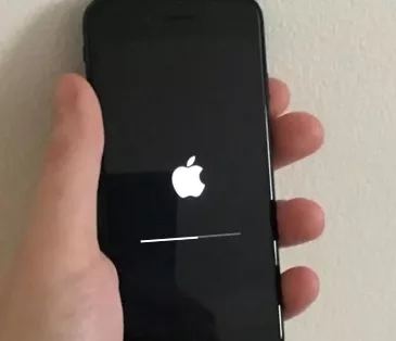 تحديث iOS 14 عالق على شعار Apple