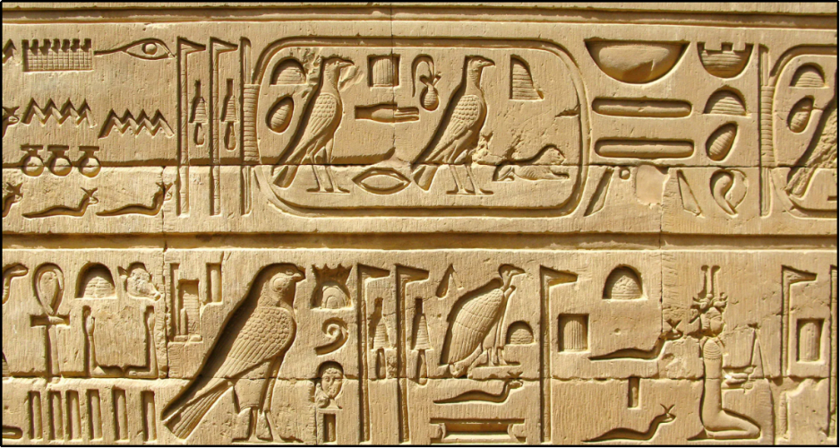 刻在岩石上的埃及象形文字