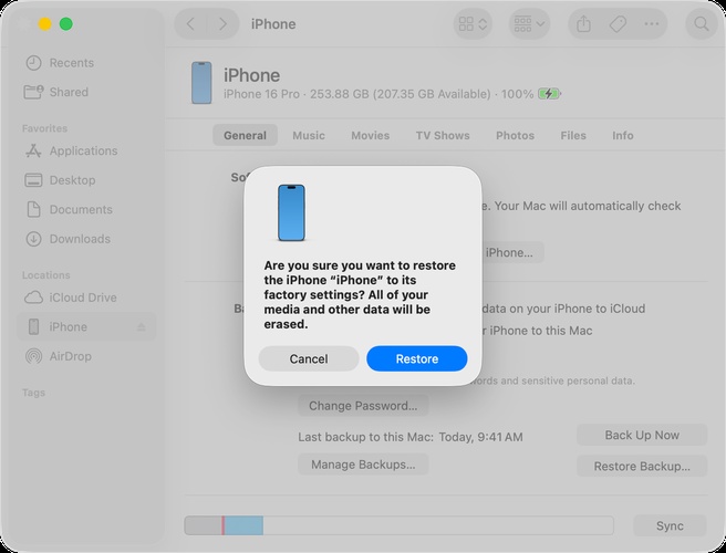 iPhone متصل أثناء عملية تحديث البرنامج