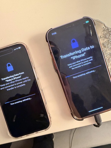 將兩部 iPhone 放在彼此靠近的位置