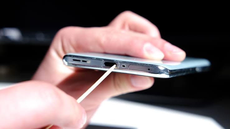 iPhone 18'in Şarj Bağlantı Noktasını Kontrol Etme ve Temizleme