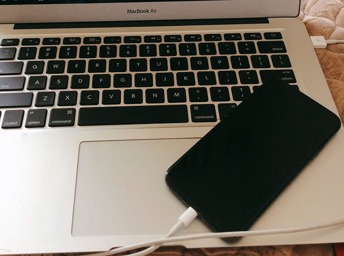 Черный экран на iPhone 11