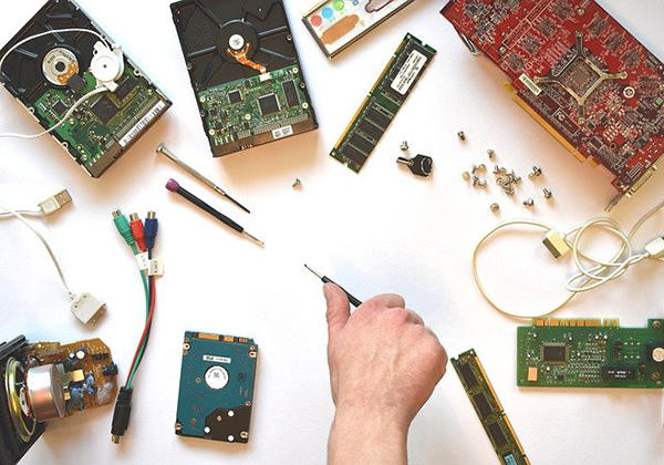 what is the difference between hardware and software